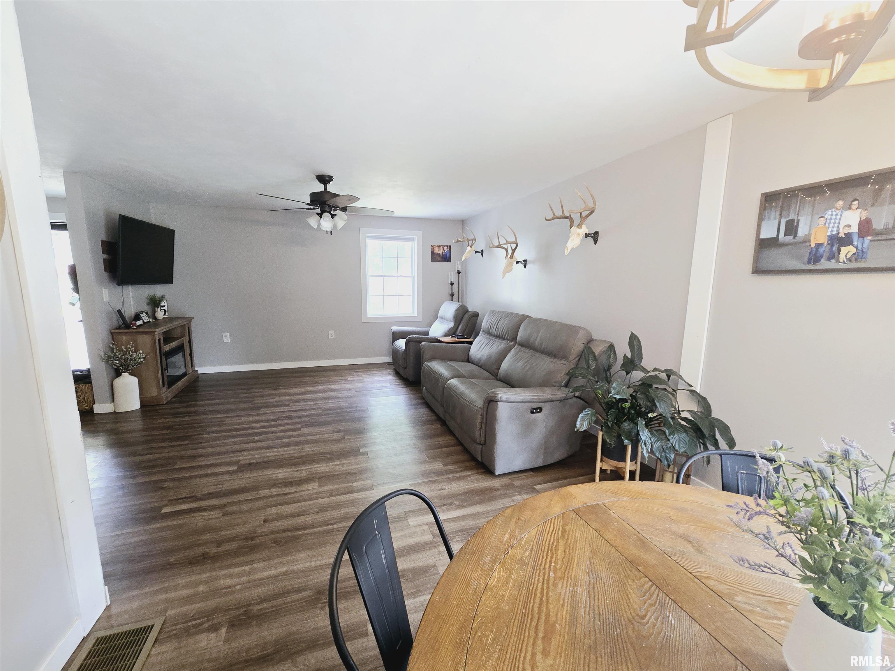 115 North Fulton Street Payson, IL 62360 - Photo 4 of 14 Gallery Image 4