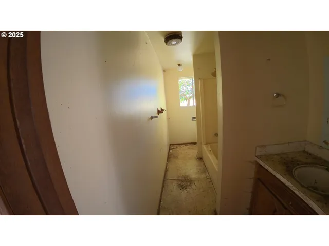 a black and white photo of a building