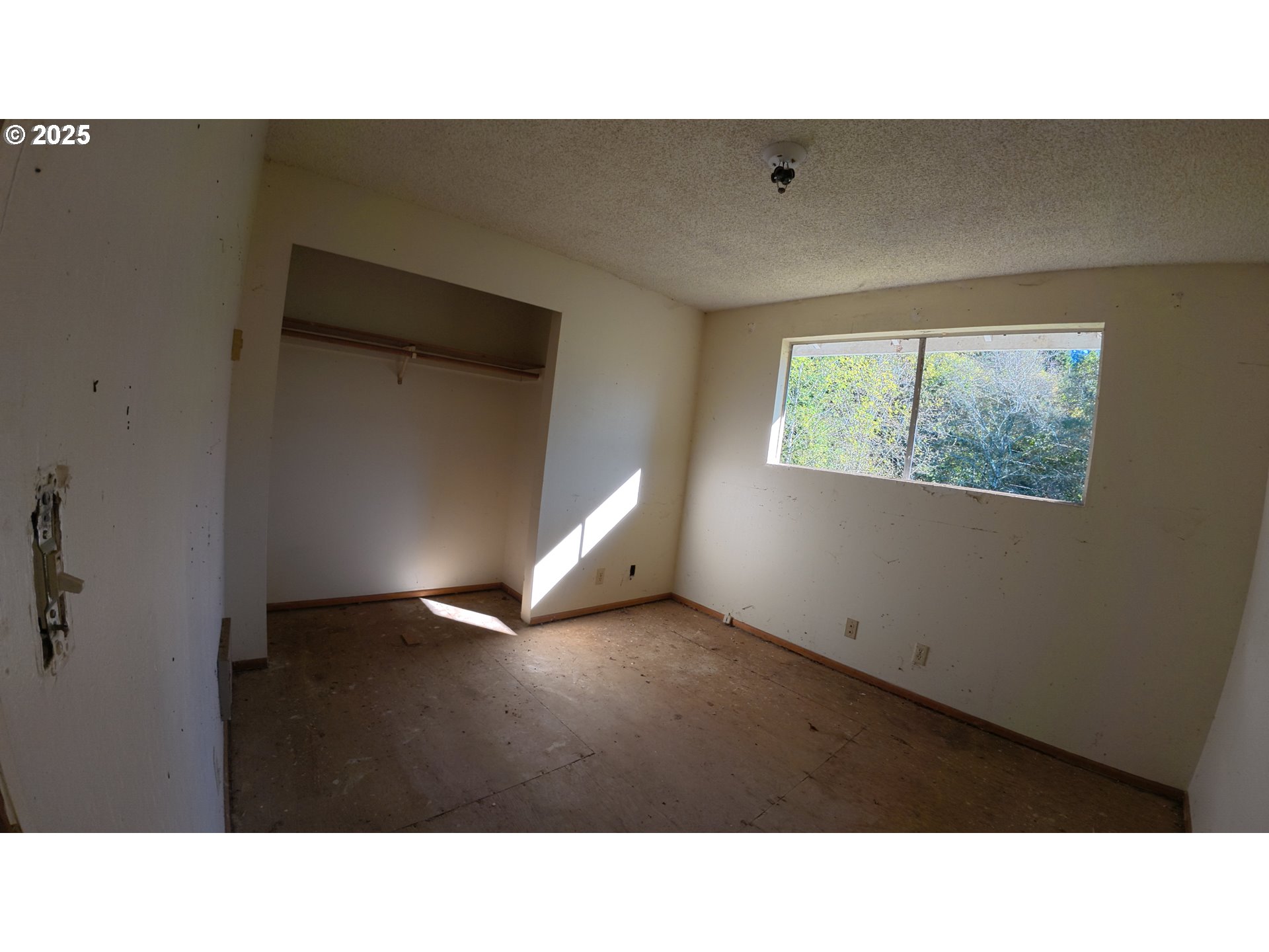 105 East Valley Road Skamokawa, WA 98647 - Photo 23 of 29 a black and white photo of a living room