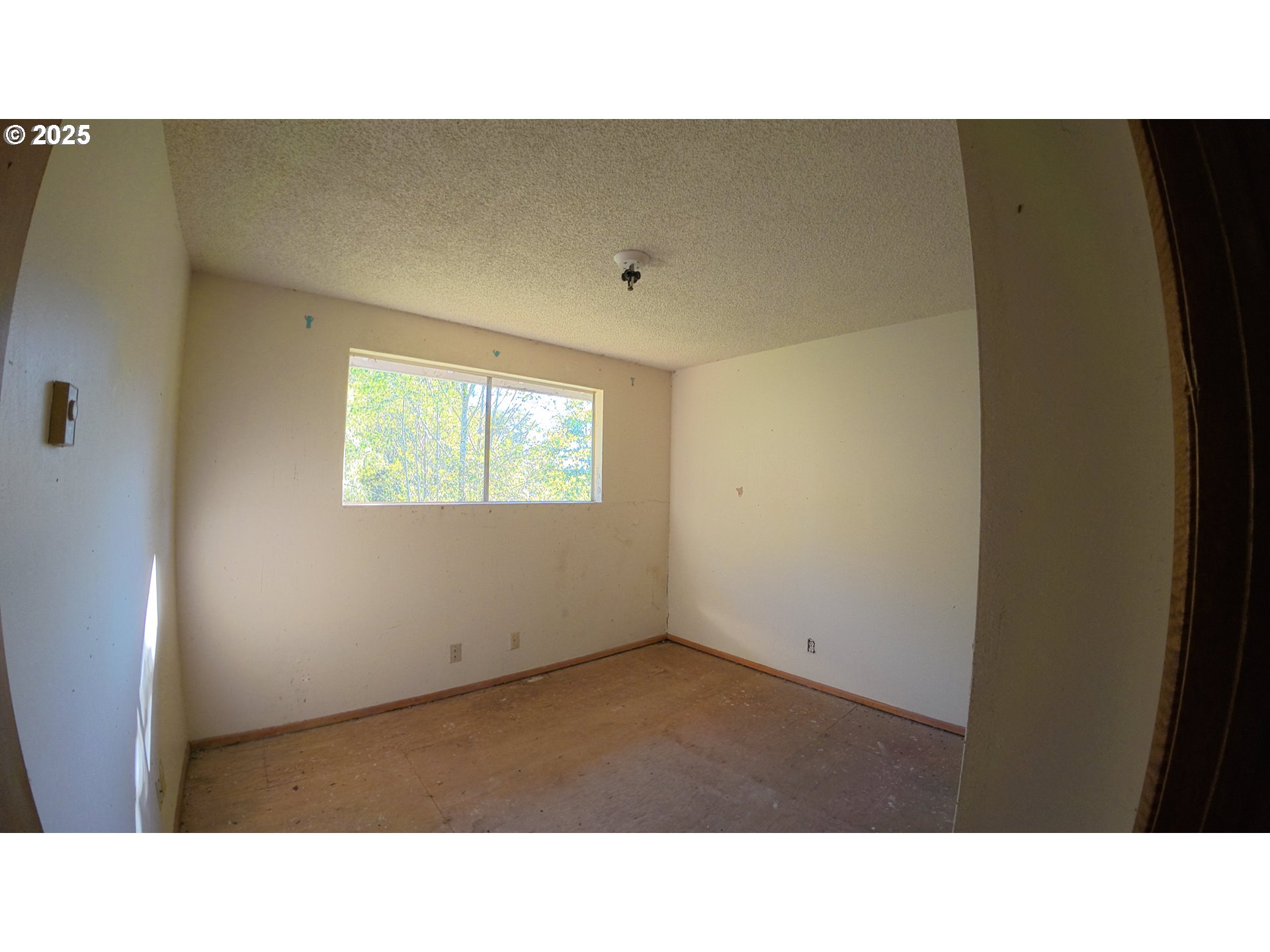 105 East Valley Road Skamokawa, WA 98647 - Photo 24 of 29 a open living room with a window