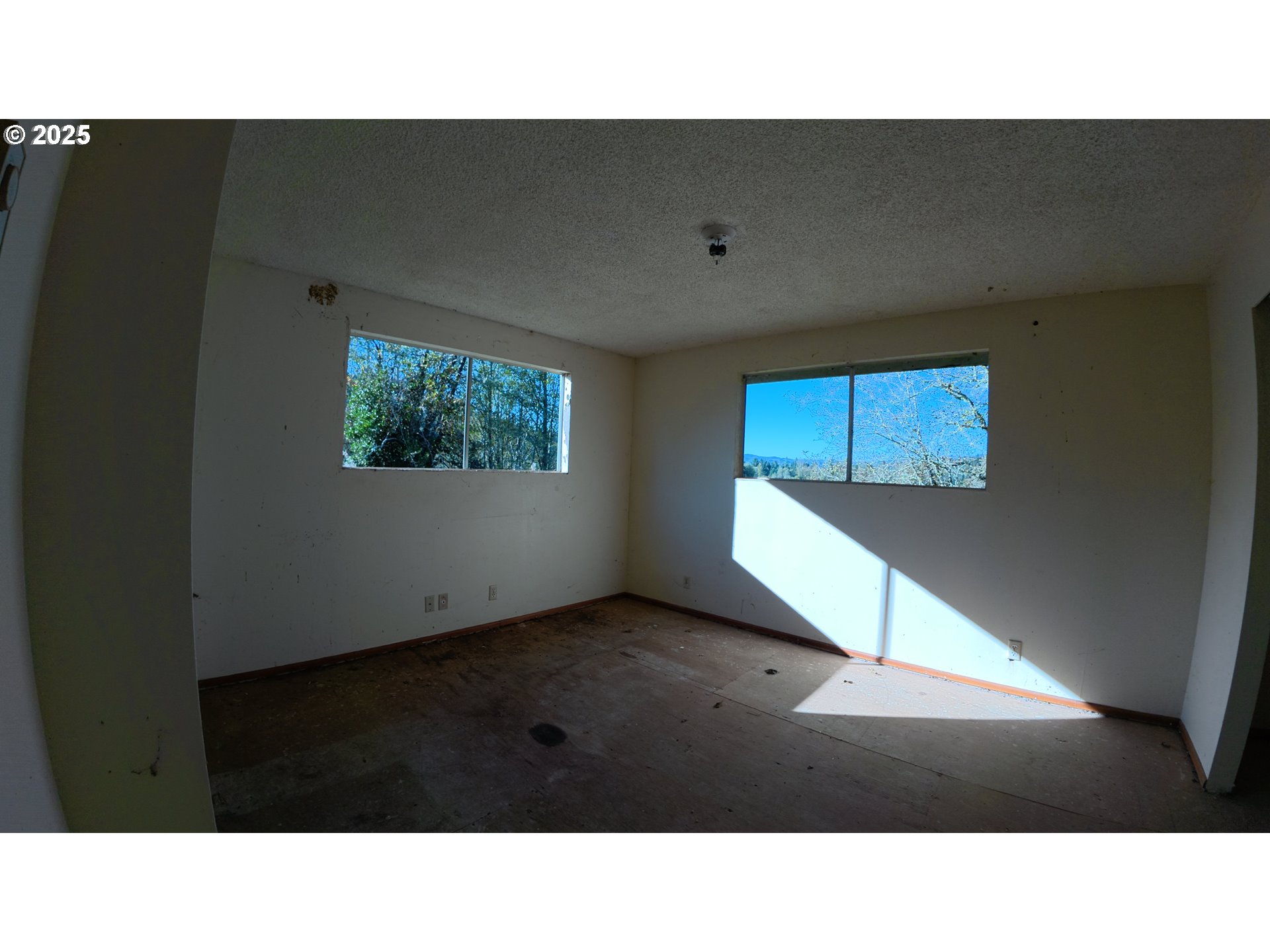 105 East Valley Road Skamokawa, WA 98647 - Photo 25 of 29 a black and white photo of a living room