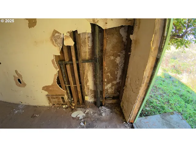 a black and white photo of a living room