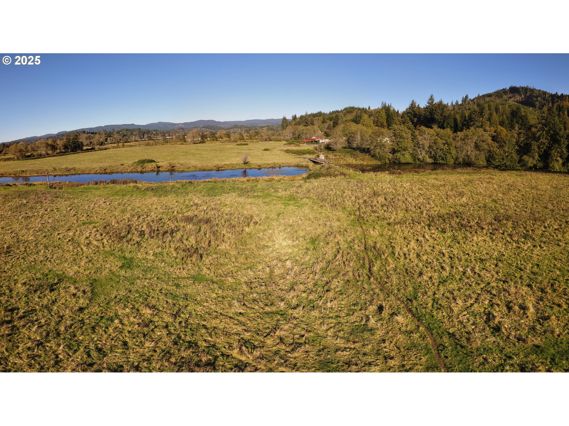 105 East Valley Road Skamokawa, WA 98647 - Photo 3 of 29 a view of an ocean and beach