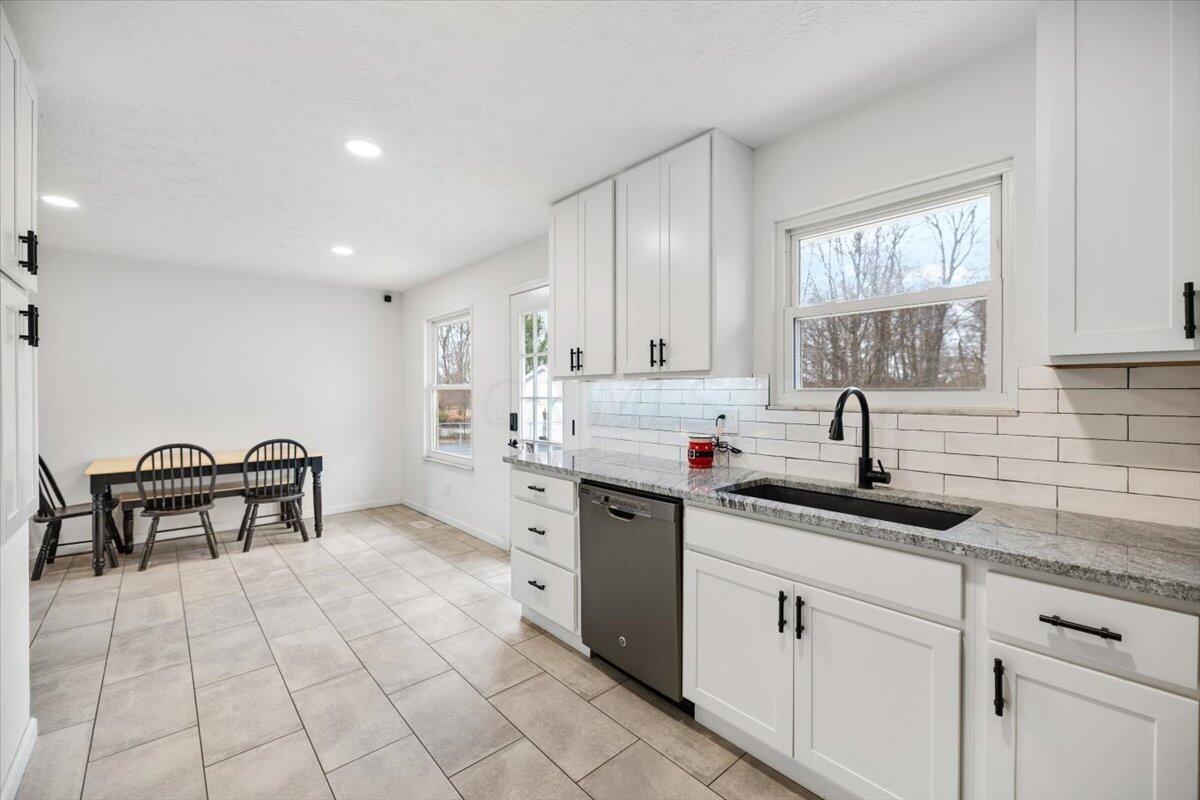 5540 London Groveport Road Orient, OH 43146 - Photo 10 of 34 12-Kitchen_Dining ROom-5540 London Grove