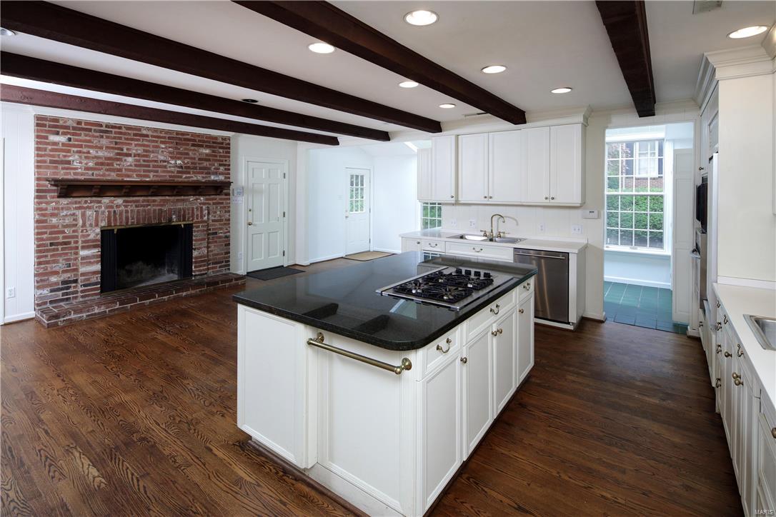 124 South Price Road Ladue, MO 63124 - Photo 7 of 12