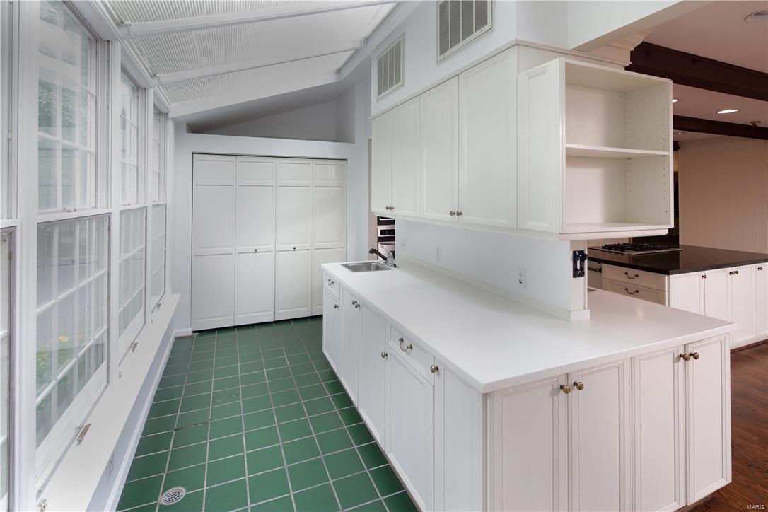 124 South Price Road Ladue, MO 63124 - Photo 8 of 12