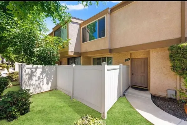 a view of a house with backyard