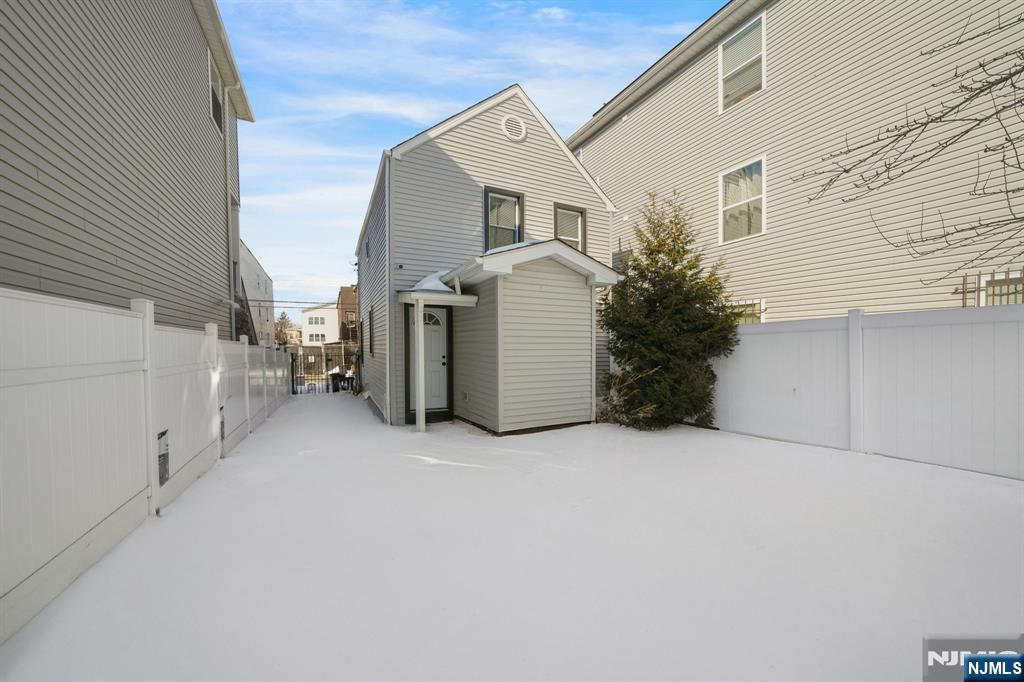 418 South 10th Street Newark, NJ 07103 - Photo 17 of 20 a view of a house with a yard