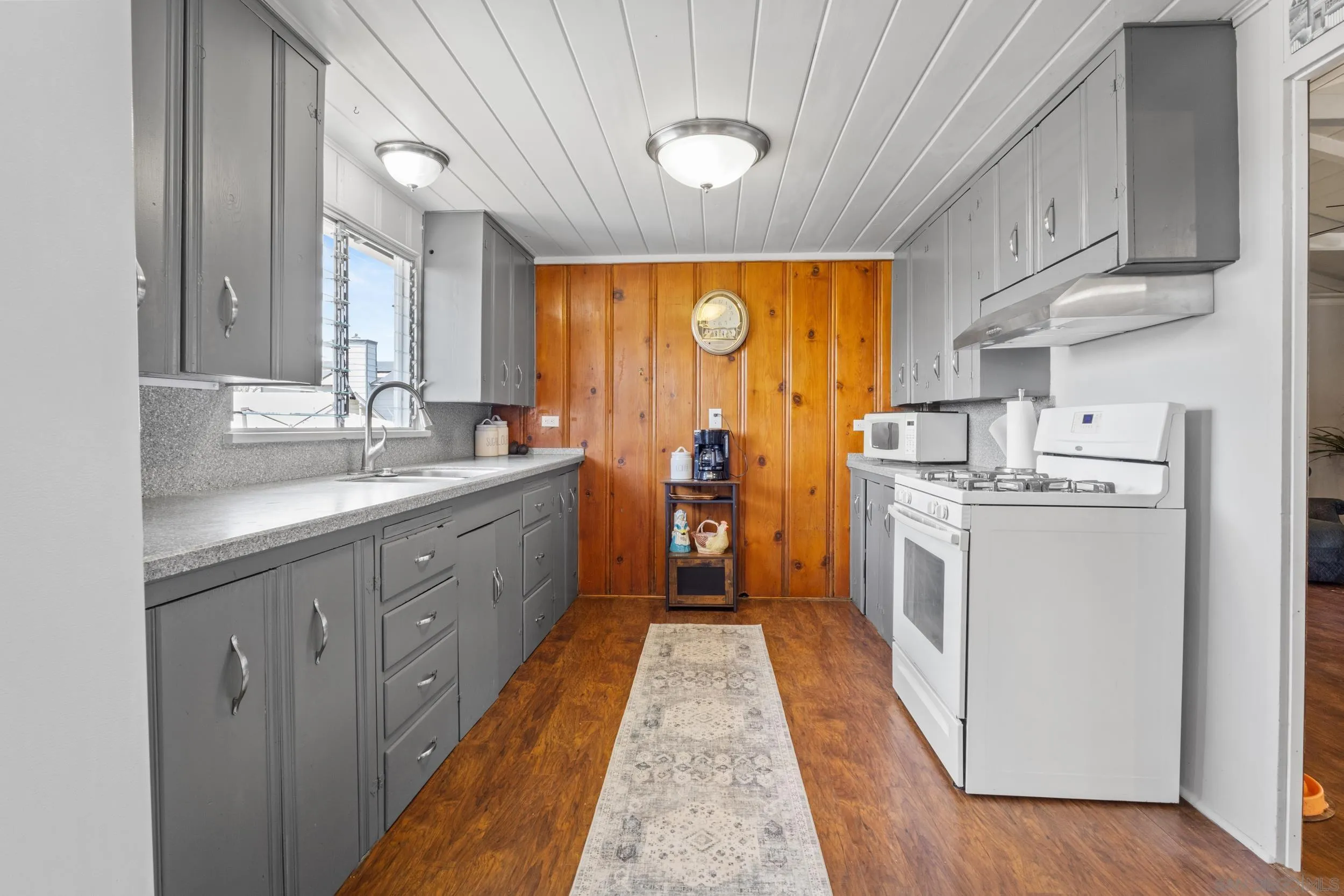 304 Palm Drive Vista, CA 92084 - Photo 4 of 32 a kitchen with cabinets a sink and appliances