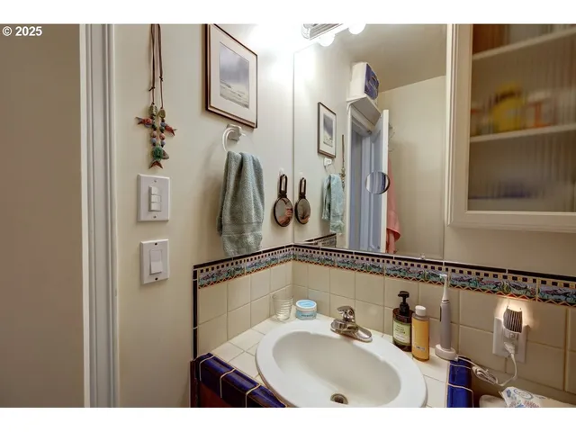 $1,100,000 | 296 East Jackson, Cannon Beach, OR 97110