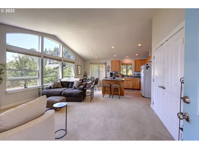 $1,100,000 | 296 East Jackson, Cannon Beach, OR 97110