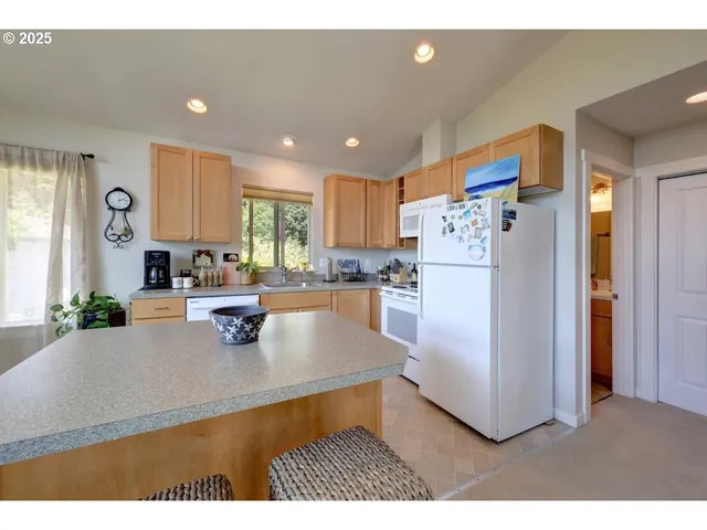 $1,100,000 | 296 East Jackson, Cannon Beach, OR 97110