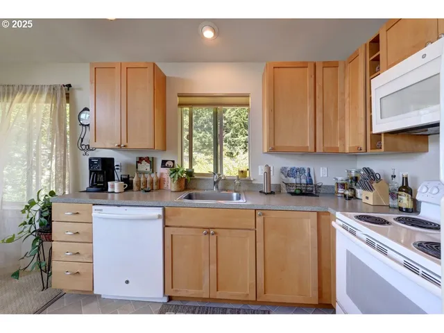 $1,100,000 | 296 East Jackson, Cannon Beach, OR 97110