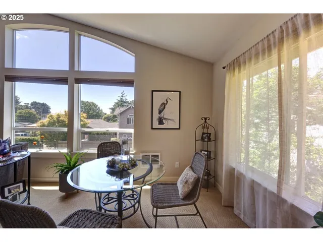 $1,100,000 | 296 East Jackson, Cannon Beach, OR 97110