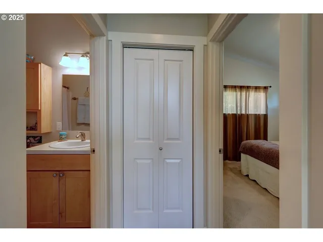 $1,100,000 | 296 East Jackson, Cannon Beach, OR 97110