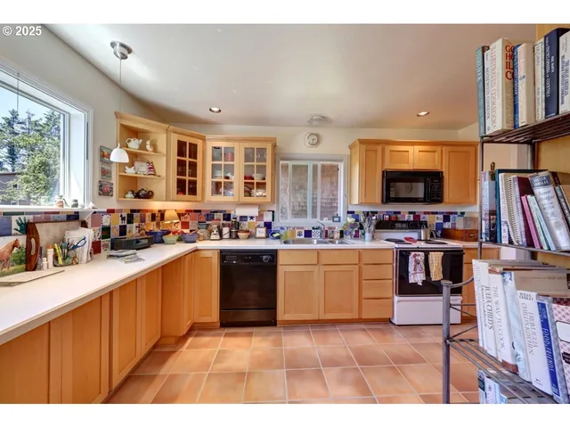 $1,100,000 | 296 East Jackson, Cannon Beach, OR 97110