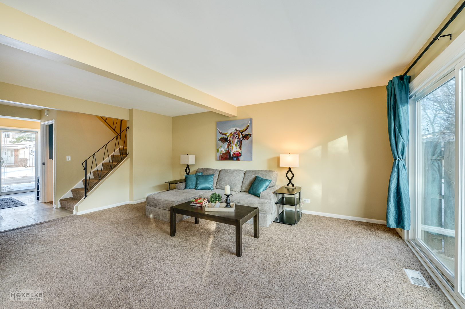 193 Jeffrey Lane Bolingbrook, IL 60440 - Photo 3 of 27 a view of a livingroom with furniture and windows