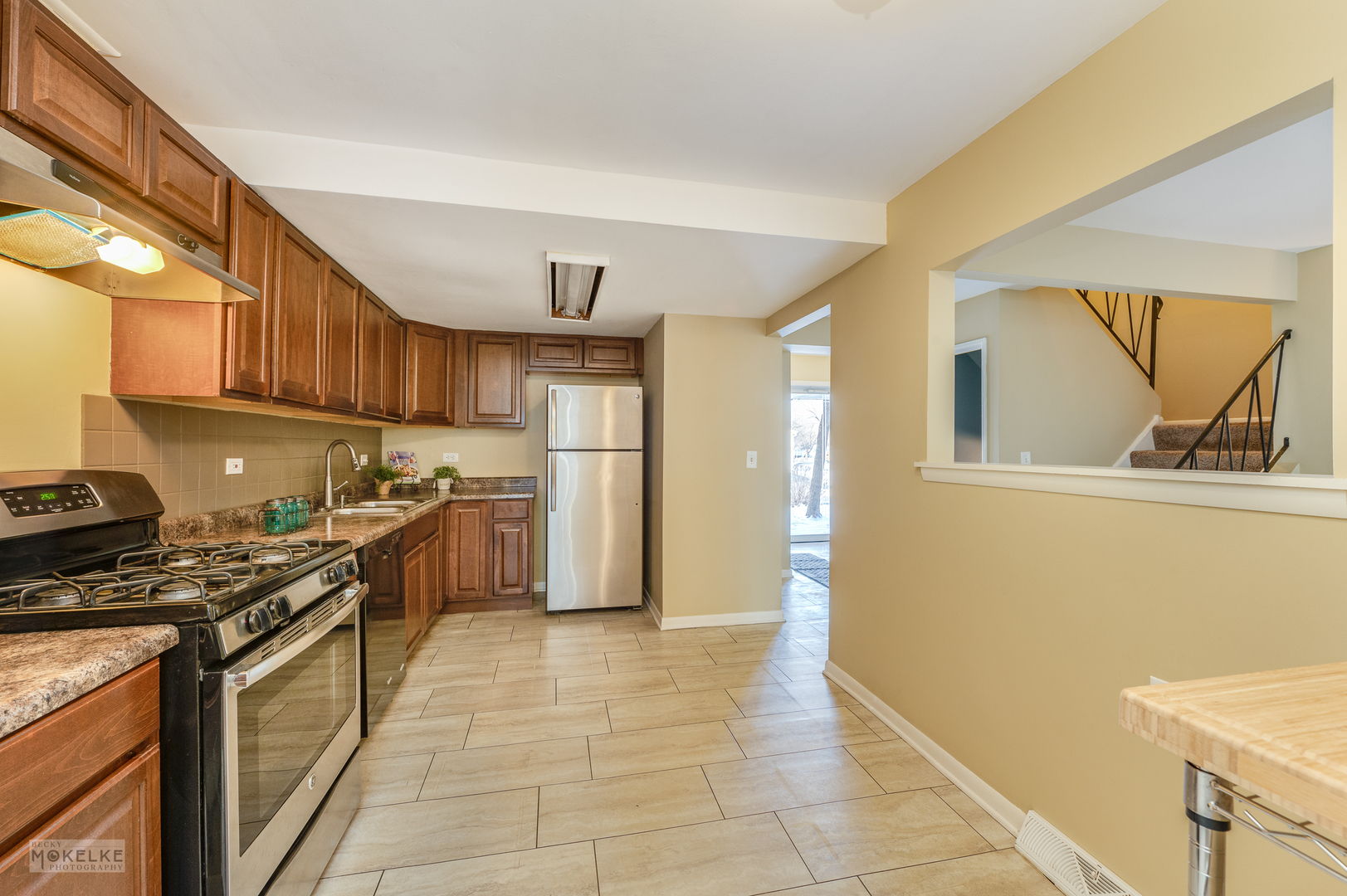 193 Jeffrey Lane Bolingbrook, IL 60440 - Photo 9 of 27 a kitchen with a stove a refrigerator and wooden cabinets