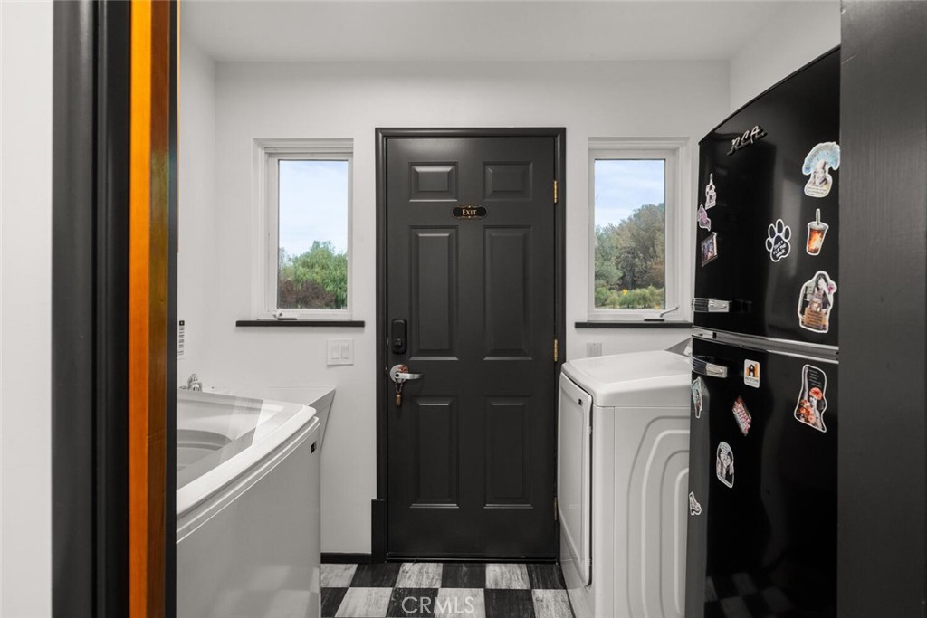 6237 Cohasset Road Chico, CA 95973 - Photo 60 of 73 a bathroom with a bathtub and a shower