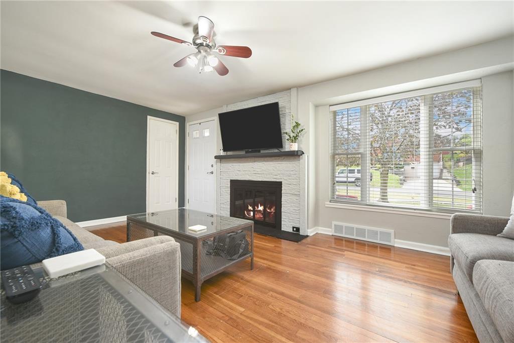 229 Orchard Spring Road Pittsburgh, PA 15220 - Photo 4 of 23 Gallery Image 4