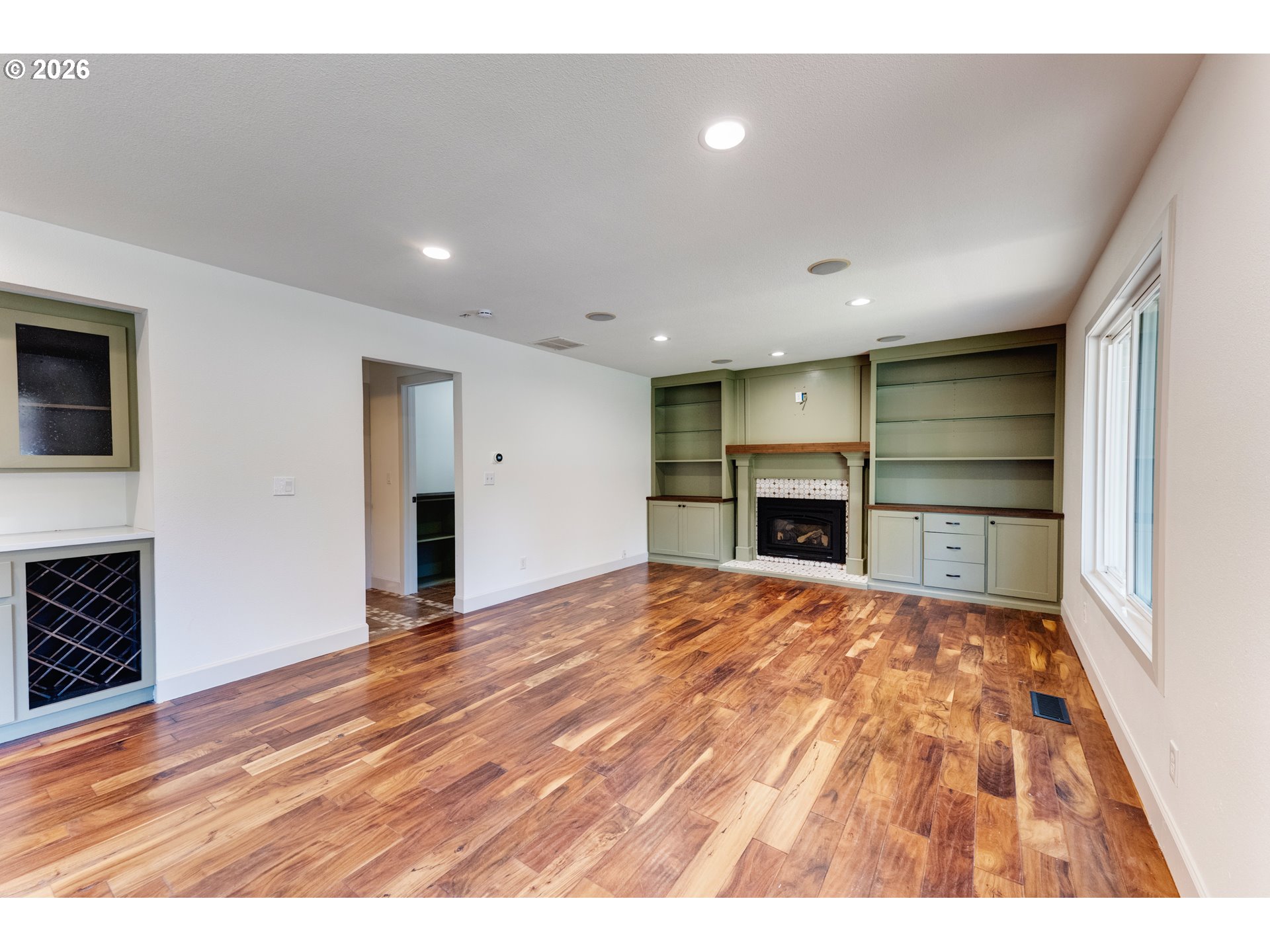 9765 Southwest Oaks Lane Portland, OR 97224 - Photo 17 of 48 Fireplace Gas