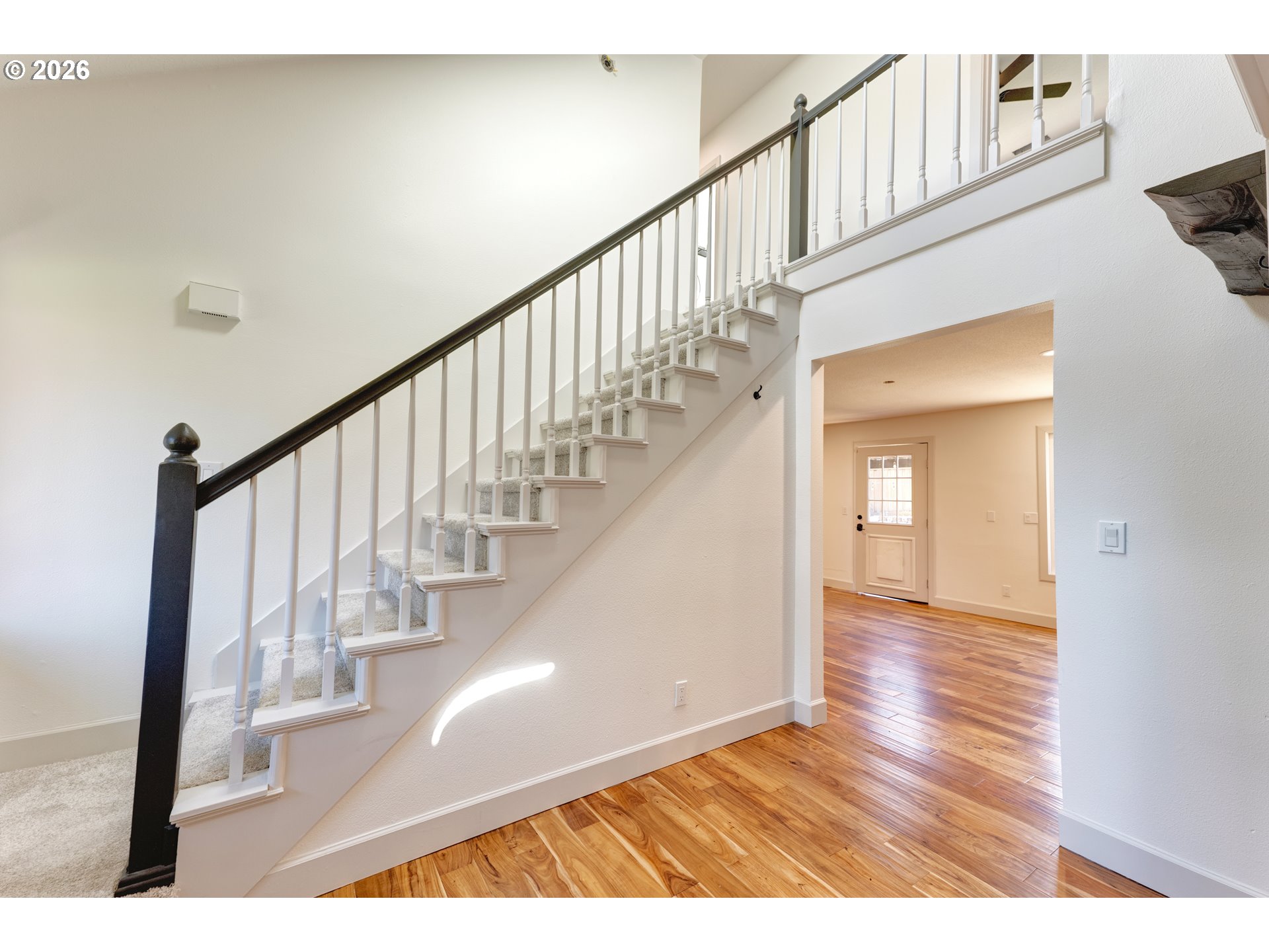 9765 Southwest Oaks Lane Portland, OR 97224 - Photo 5 of 48 Entrance/Foyer