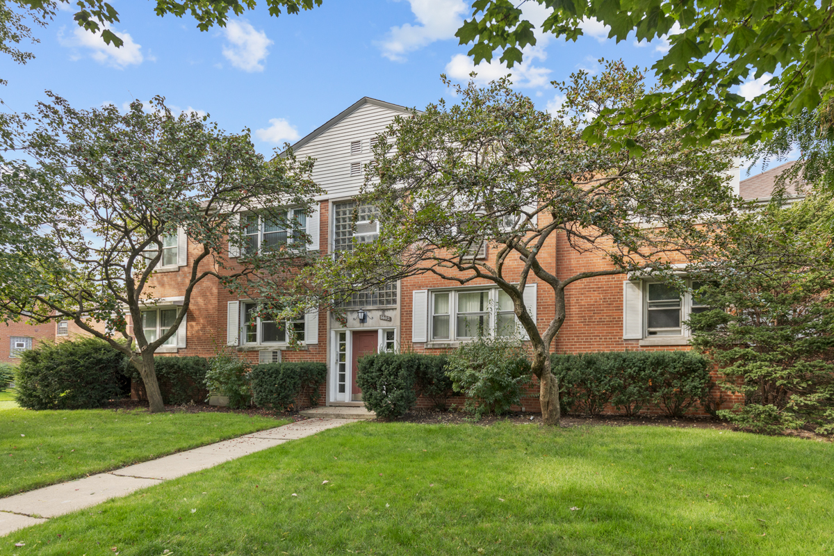 6600 North Ridge Boulevard, Unit 1 Chicago, IL 60626 - Photo 1 of 14 a front view of a house with a garden