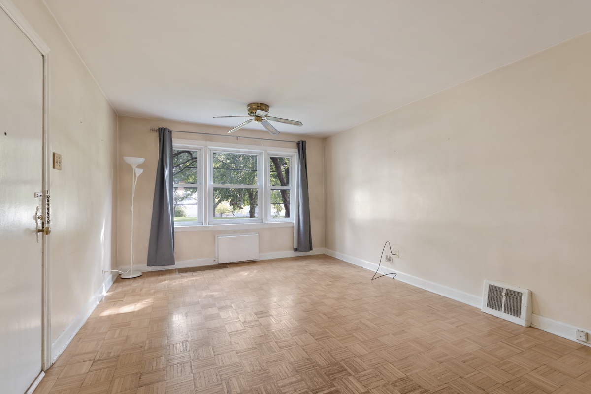 6600 North Ridge Boulevard, Unit 1 Chicago, IL 60626 - Photo 2 of 14 a view of an empty room with a window