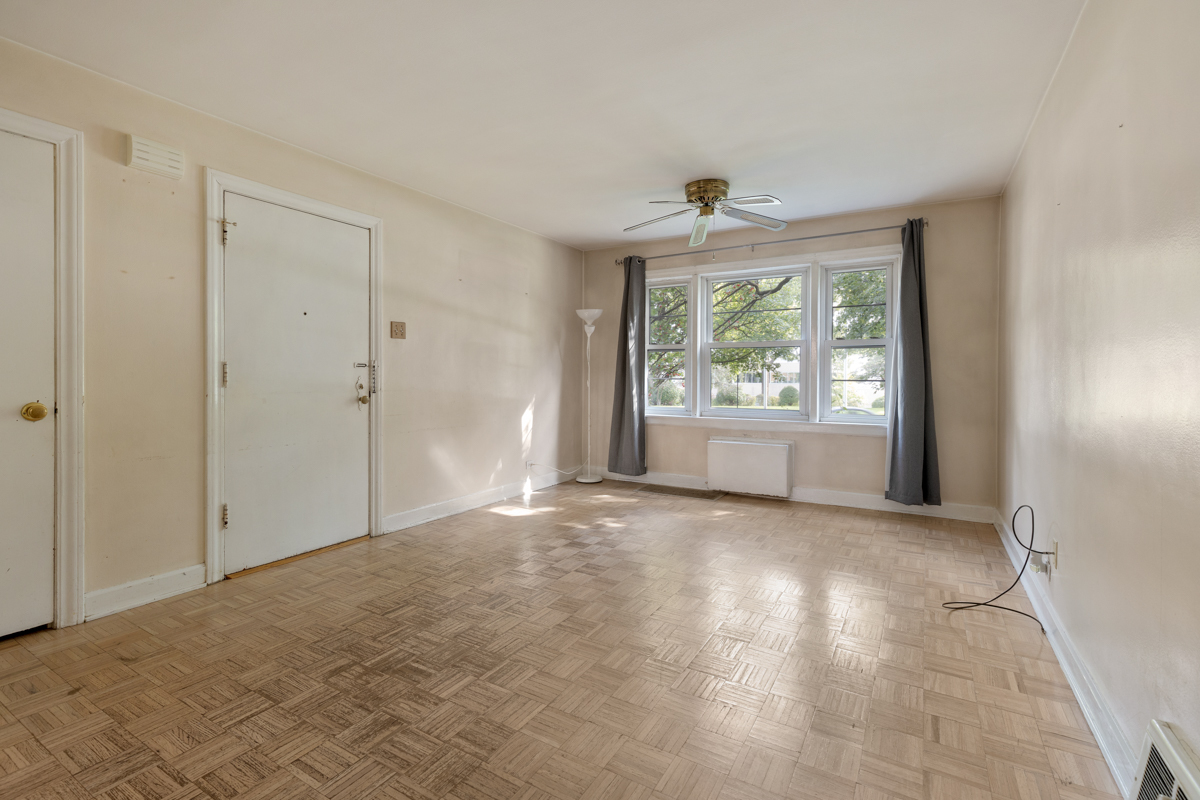 6600 North Ridge Boulevard, Unit 1 Chicago, IL 60626 - Photo 3 of 14 a view of an empty room with a window