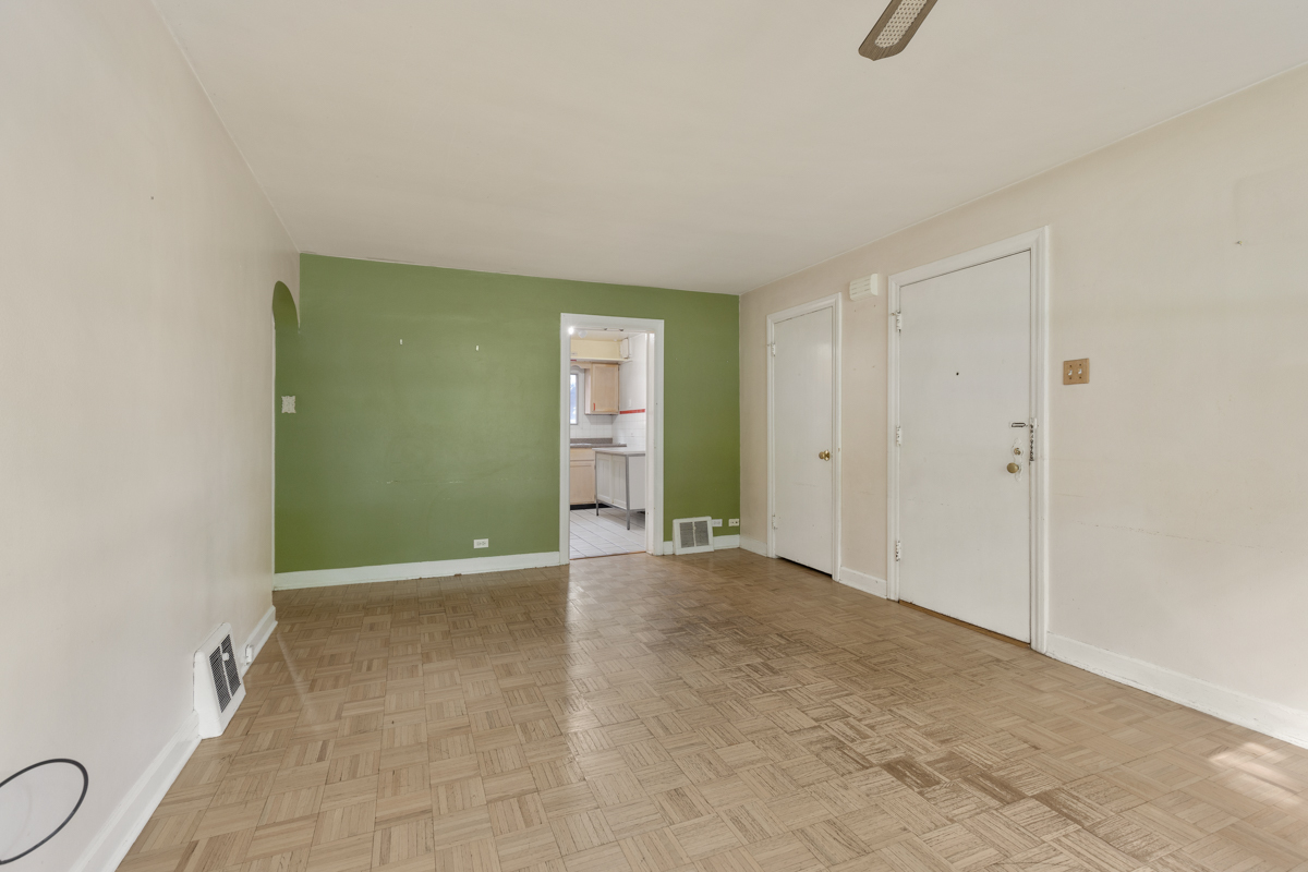 6600 North Ridge Boulevard, Unit 1 Chicago, IL 60626 - Photo 4 of 14 a view of an empty room with a window