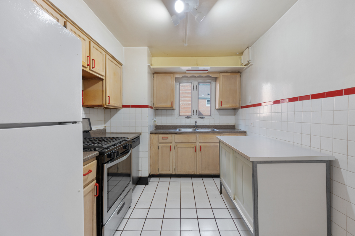 6600 North Ridge Boulevard, Unit 1 Chicago, IL 60626 - Photo 5 of 14 a kitchen with stainless steel appliances granite countertop a sink stove and cabinets