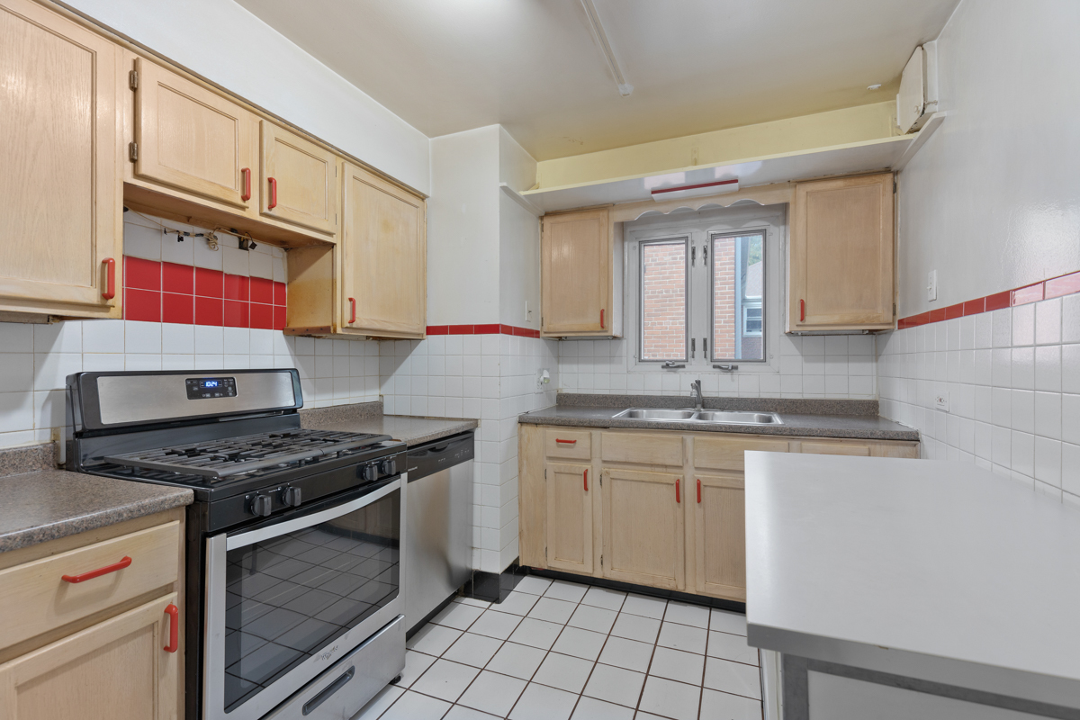 6600 North Ridge Boulevard, Unit 1 Chicago, IL 60626 - Photo 6 of 14 a kitchen with stainless steel appliances granite countertop a stove a sink and a microwave