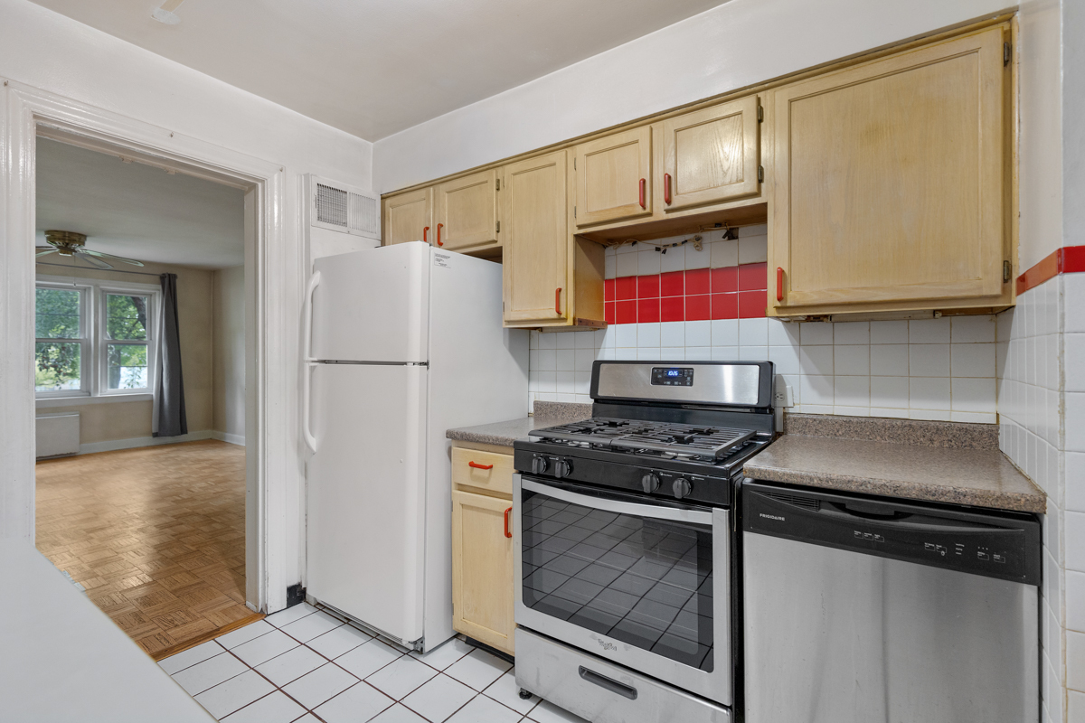 6600 North Ridge Boulevard, Unit 1 Chicago, IL 60626 - Photo 8 of 14 a kitchen with stainless steel appliances granite countertop a stove a refrigerator and a cabinets