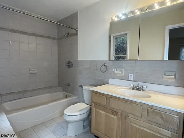 $3,850 | 662 Undercliff Avenue, Edgewater, NJ 07020