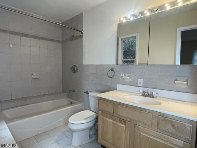 $3,850 | 662 Undercliff Avenue, Edgewater, NJ 07020