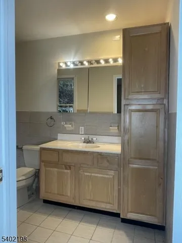 $3,850 | 662 Undercliff Avenue, Edgewater, NJ 07020