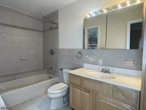 $3,850 | 662 Undercliff Avenue, Edgewater, NJ 07020