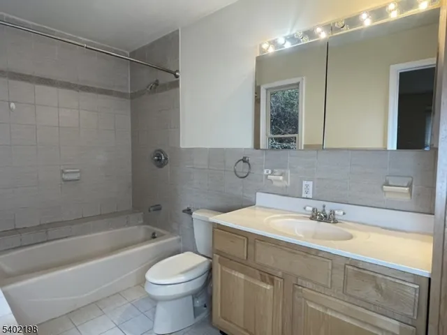 $3,850 | 662 Undercliff Avenue, Edgewater, NJ 07020