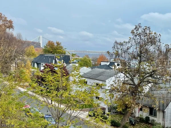 $3,850 | 662 Undercliff Avenue, Edgewater, NJ 07020