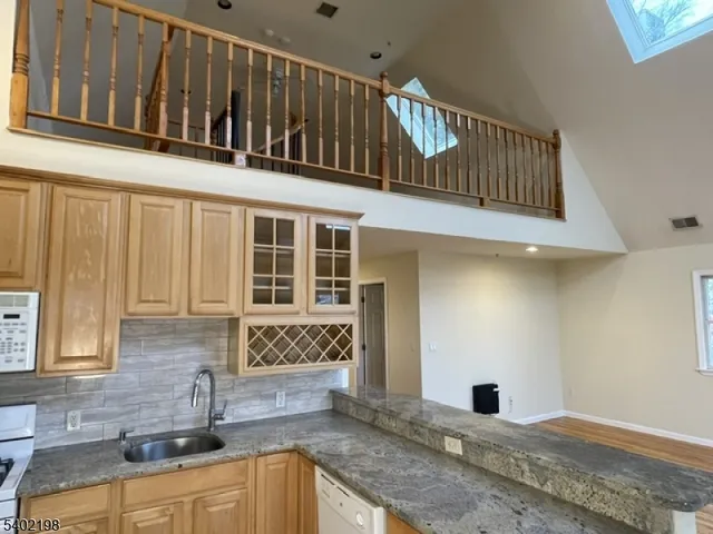 $3,850 | 662 Undercliff Avenue, Edgewater, NJ 07020