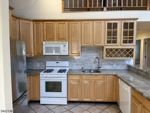 $3,850 | 662 Undercliff Avenue, Edgewater, NJ 07020