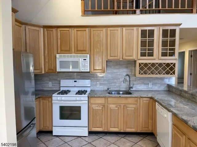 $3,850 | 662 Undercliff Avenue, Edgewater, NJ 07020