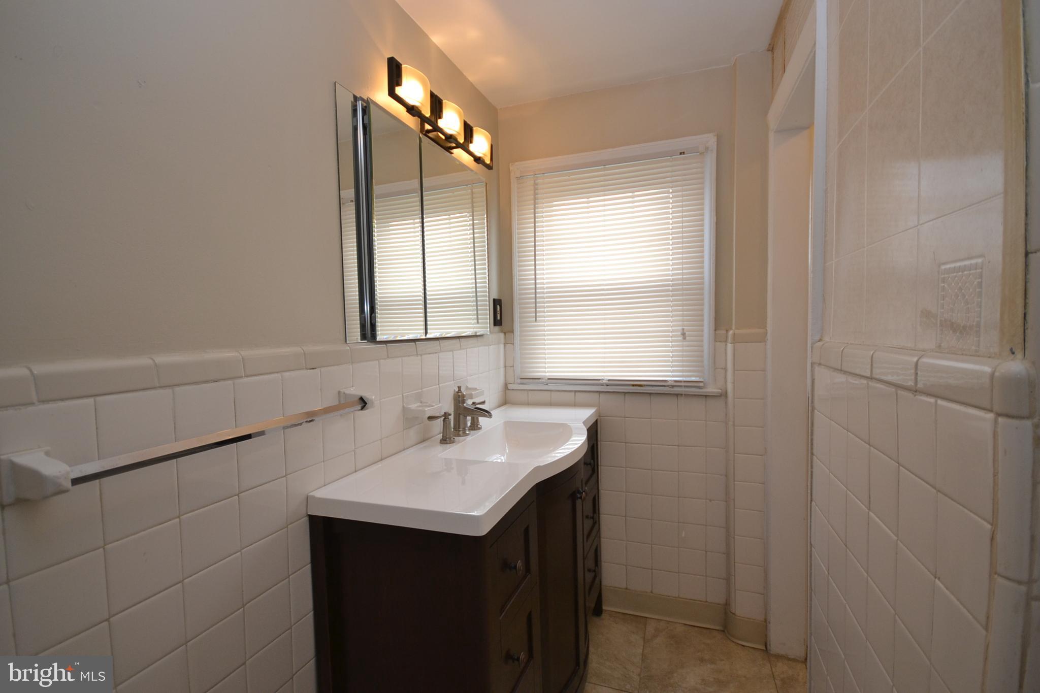 823 Arbor Road Yeadon, PA 19050 - Photo 15 of 32 2nd Floor Hall Bath