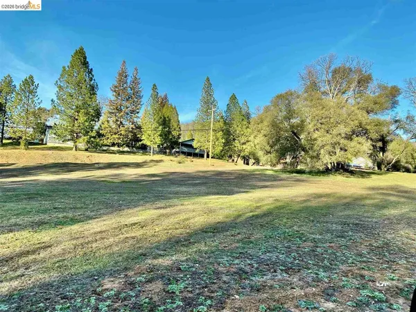 a view of big yard with a house