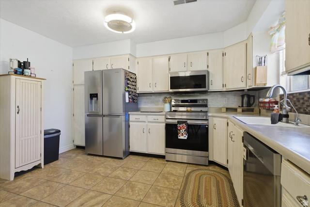 2811 La Strada Way Riverton, UT 84065 - Photo 10 of 30