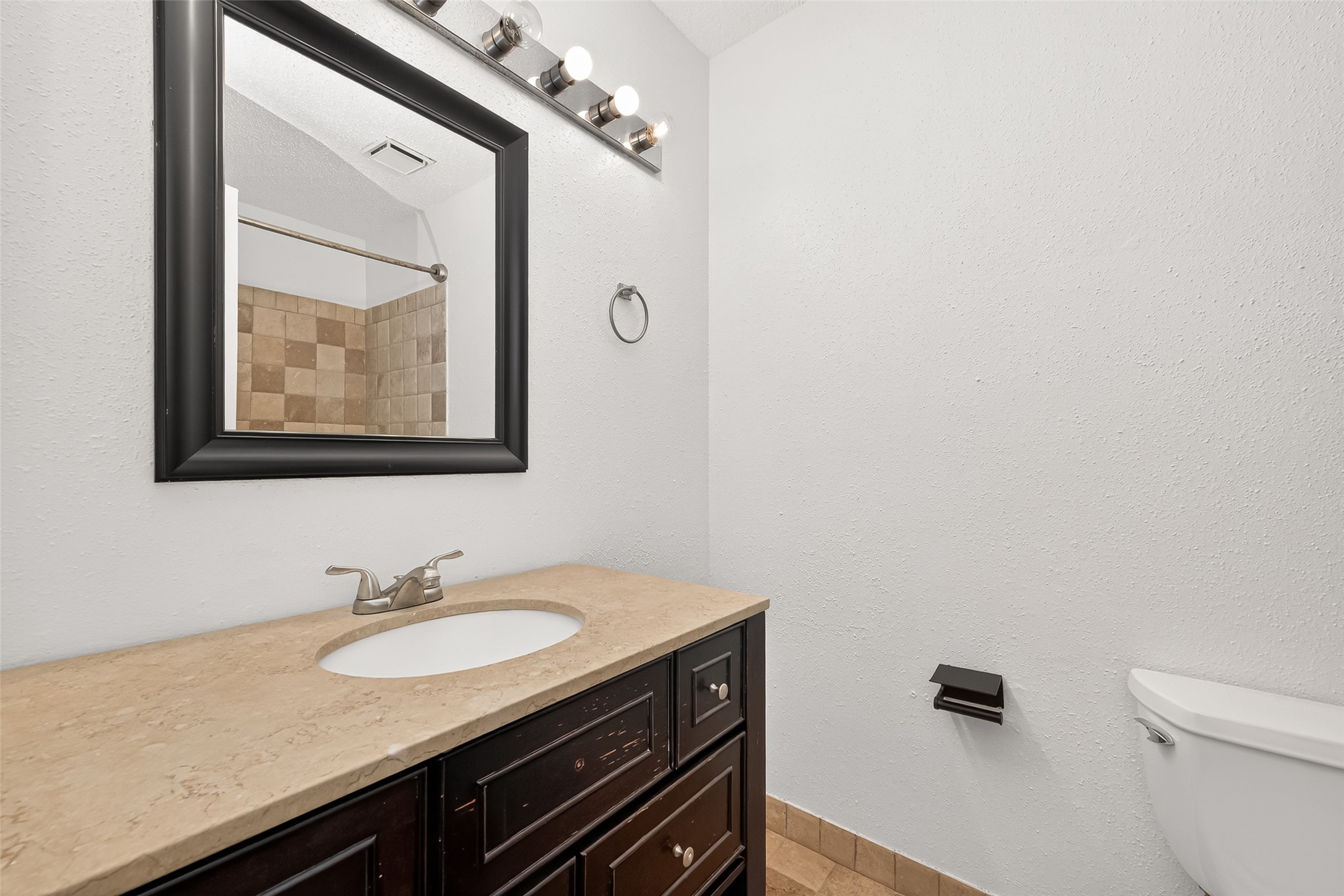 42 Rockridge Drive Spring, TX 77381 - Photo 26 of 39 Secondary bath.