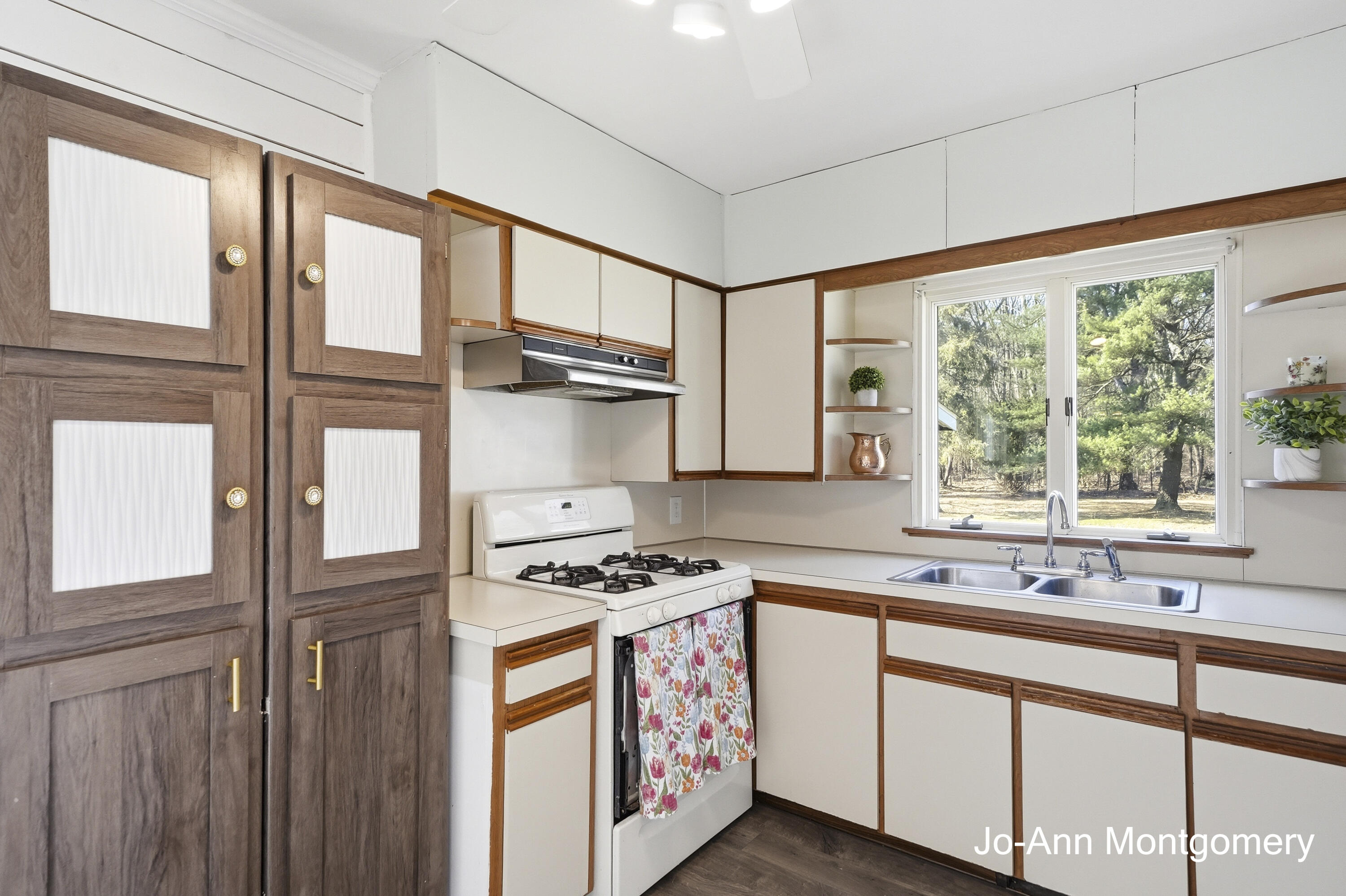 5247 Lake Harbor Road Norton Shores, MI 49441 - Photo 9 of 38 _CR_1686