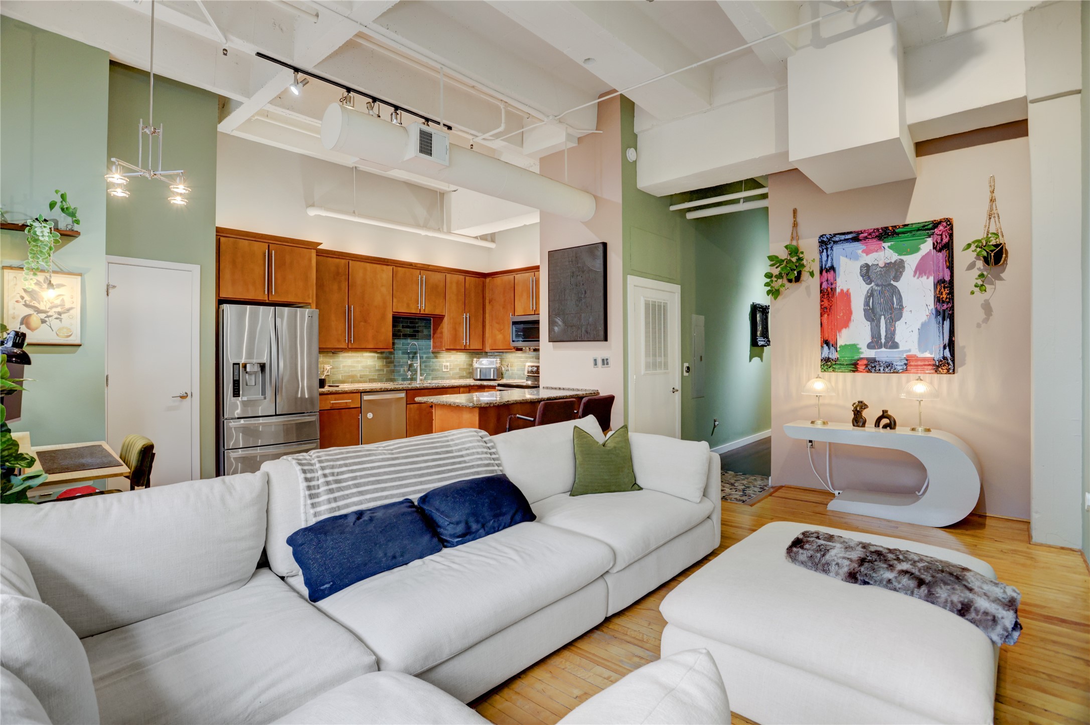 705 Main Street, Unit 419 Houston, TX 77002 - Photo 3 of 25 a view of a livingroom with furniture and a couch
