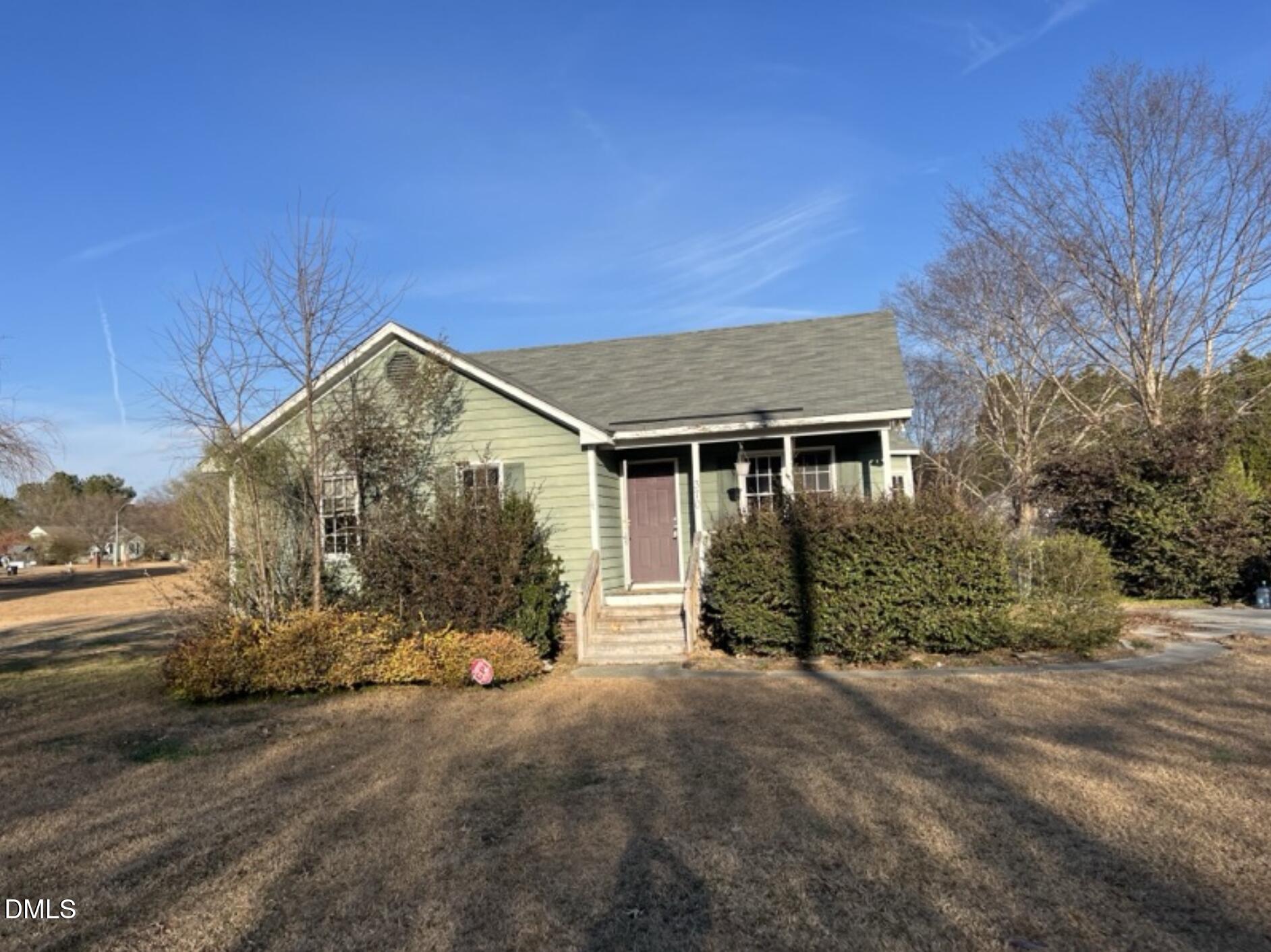 a view of a house with backyard and trees