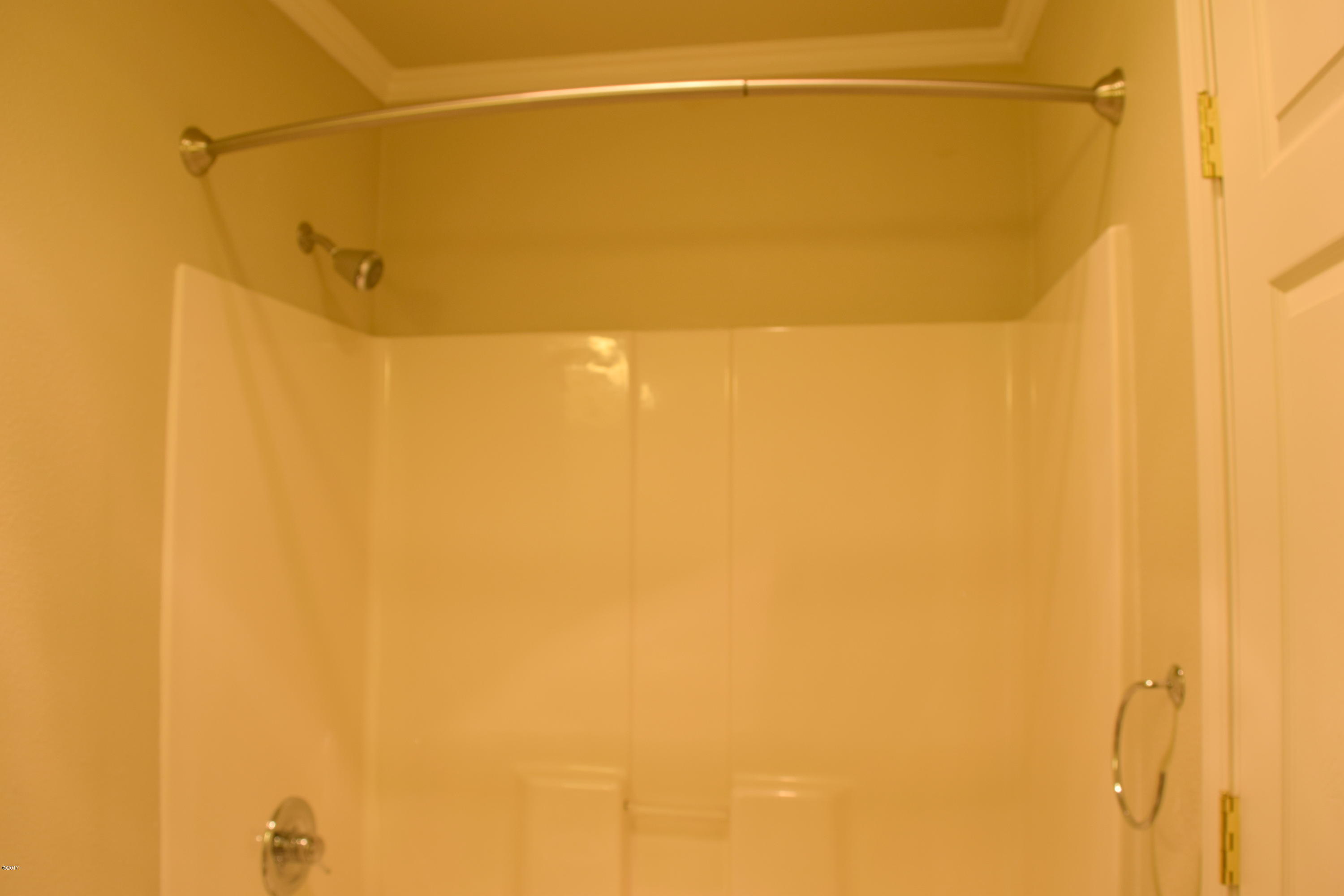 911 Southwest 12th Street Newport, OR 97365 - Photo 18 of 29 Bathroom 1